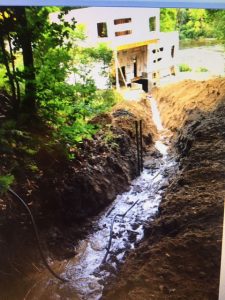 petite excavation du sol pour installer un drain français à Joliette - Plomberie le Plomb